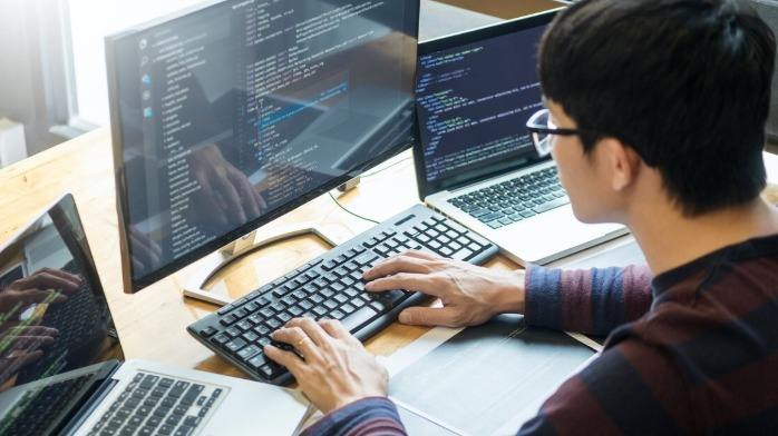 美國(guó)程序員當(dāng)雇傭兵，俄羅斯程序員當(dāng)黑客，而中國(guó)程序員專(zhuān)心掙錢(qián)