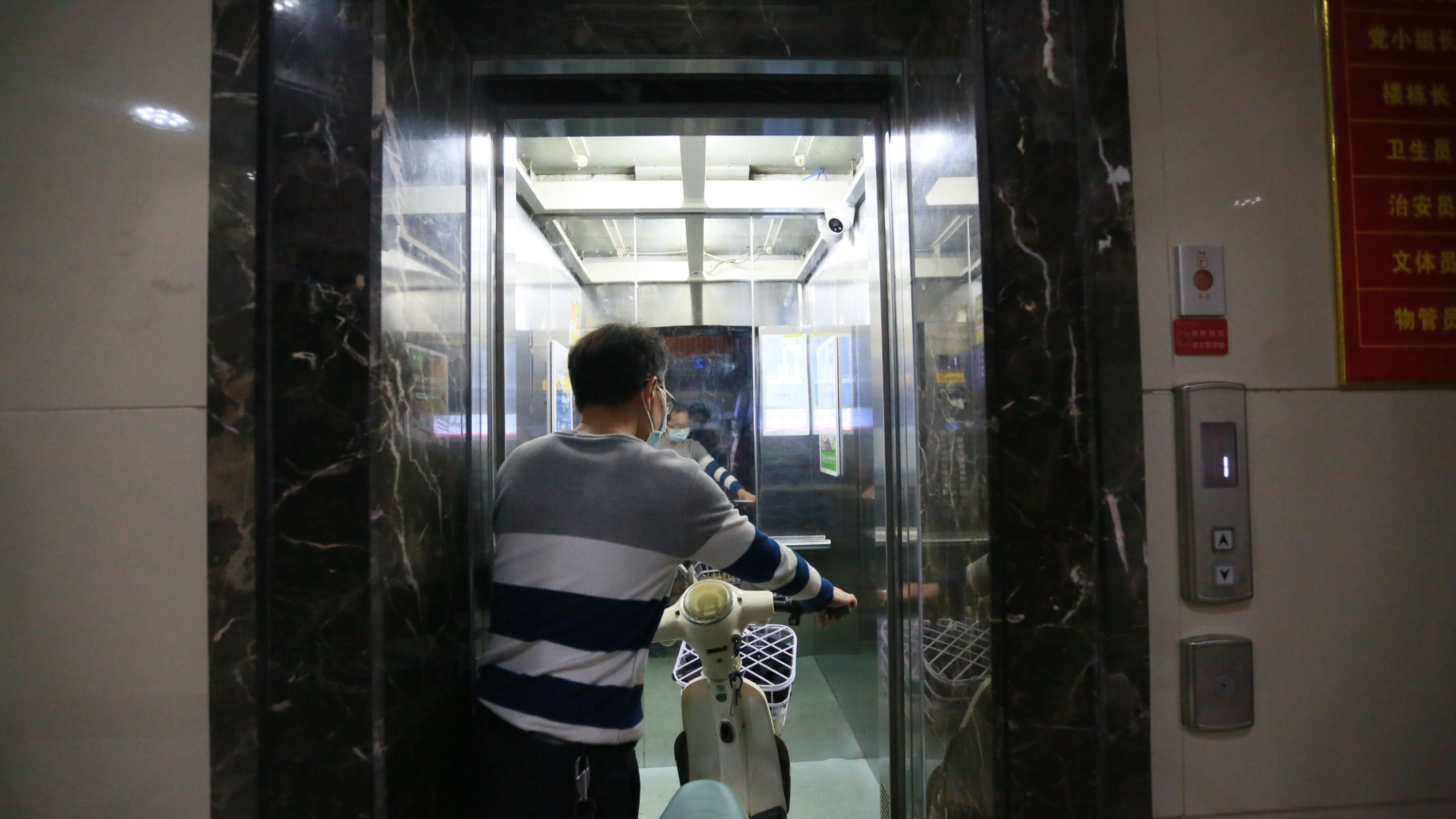 “看見”電動(dòng)車就“報(bào)警”，武漢又一小區(qū)電梯配備智能“天眼”